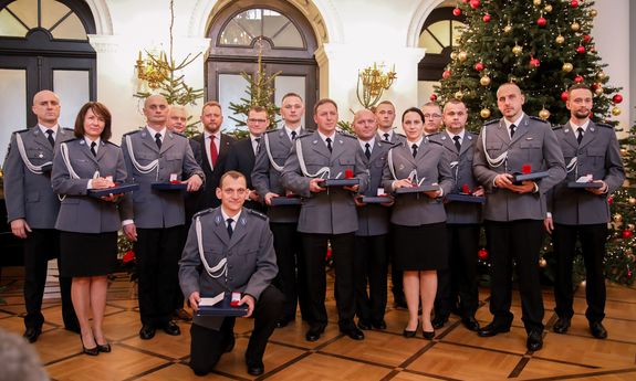 Uroczystość wręczenia odznaczeń &quot;Za zasługi dla ochrony zdrowia&quot; w podziękowaniu za sierpniową akcję ratunkową w Tatrach z udziałem wiceministra Pawła Szefernakera