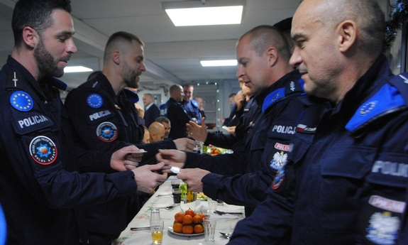 policjanci składają życzenia świąteczne