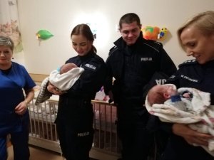 policjantki na rękach trzymają małe dzieci