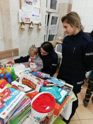 policjantki bawią się z małym dzieckiem