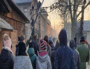 zwiedzanie Państwowego Muzeum Auschwitz-Birkenau w Oświęcimiu przez policjantów, nauczycieli i uczniów w ramach projektu „Przeciw mowie nienawiści”