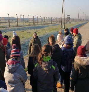 zwiedzanie Państwowego Muzeum Auschwitz-Birkenau w Oświęcimiu przez policjantów, nauczycieli i uczniów w ramach projektu „Przeciw mowie nienawiści”