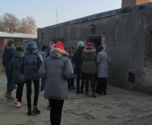 zwiedzanie Państwowego Muzeum Auschwitz-Birkenau w Oświęcimiu przez policjantów, nauczycieli i uczniów w ramach projektu „Przeciw mowie nienawiści”