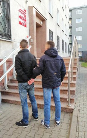 Policjant z zatrzymanym mężczyzną