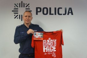 Mł. asp. Patryk Błasik z koszulką i autografem boksera Adama Kownackiego