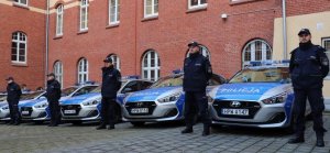 policjanci przy nowych radiowozach