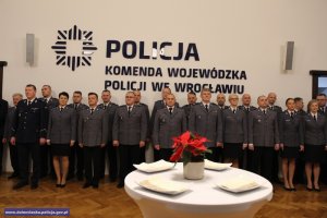 policjanci podczas spotkania opłatkowego w Komendzie Wojewódzkiej Policji we Wrocławiu