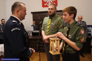 Harcerze przekazują Betlejemskie Światło Pokoju Komendantowi Wojewódzkiemu Policji we Wrocławiu - nadinsp. Tomaszowi Trawińskiemu