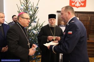 Biskup, Pop i Komendant Wojewódzki podczas dzielenia sie opłatkiem