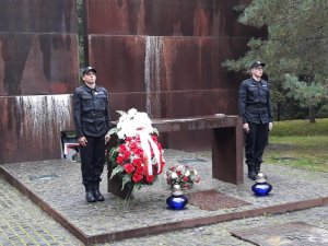policjanci na warcie na polskim cmentarzu wojennym w Miednoje