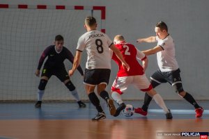 zawodnicy grają w piłkę podczas charytatywnego turnieju piłki nożnej halowej