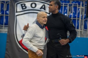 Dowódca CPKP &quot;BOA&quot; wraz z policjantem dla którego zorganizowano charytatywny turniej piłki nożnej halowej