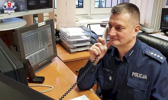 dyżurny policji rozmawia przez telefon