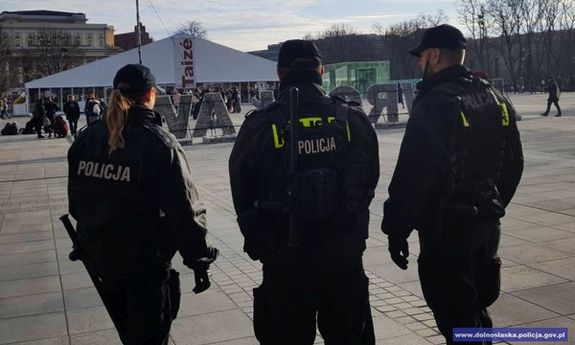 Patrol pieszy - troje policjantów