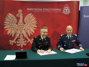 komendant główny Policji gen. insp.  Jarosław Szymczyk i komendant główny PSP bryg. mgr. Andrzeja Bartkowiak podpisują porozumienie