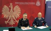 komendant główny Policji gen. insp.  Jarosław Szymczyk i komendant główny PSP bryg. mgr. Andrzeja Bartkowiak podpisują porozumienie