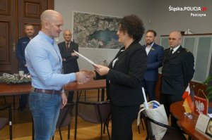 Dziesiejsze spotkanie w pszczyńskim starostwie z bohaterem, Panem Jackiem, który uratował życie rannemu w wypadku w Piasku, 57- letniemu mieszkańcowi Goczałkowic- Zdroju- skłądanie gratulacji