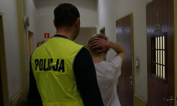 Zatrzymany mężczyzna  prowadzony przez policjanta