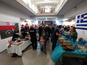 kiermasz potraw świątecznych w kwaterze głównej Misji EULEX Kosowo - stoisko Jednostki Specjalnej Polskiej Policji