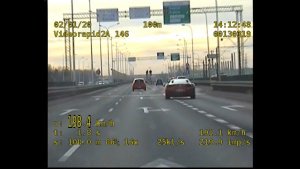 zdjęcie pędzącego ferrari