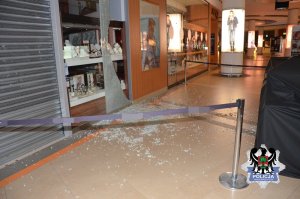 zabezpieczone przez policjantów miejsce napadu na jubilera w galerii handlowej