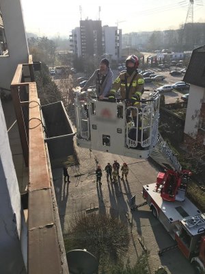 Funkcjonariusze w trakcie akcji ratowniczej podejrzanego mężczyzny