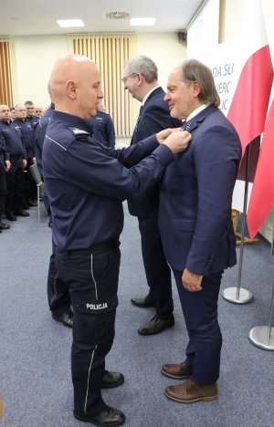 Komendant Główny wręcza Medale Stulecia utworzenia Policji Państwowej Zastępcy Prokuratora Generalnego Robertowi Hernand i przewodniczącemu NSZZP asp. szt. Rafałowi Jankowskiemu.