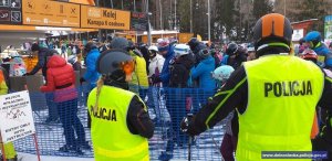 policyjny patrol narciarski podczas patroli na stoku