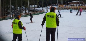 policyjny patrol narciarski podczas patroli na stoku