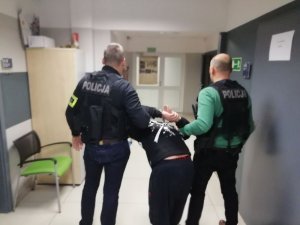 Zatrzymany pomiędzy dwoma policjantami