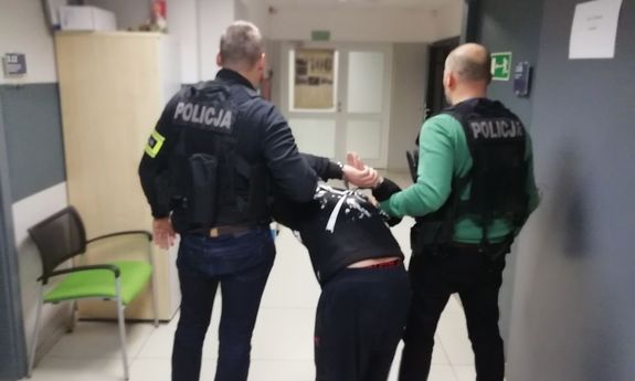 Zatrzymany pomiędzy dwoma policjantami