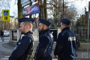 Policjanci dbają o bezpieczeństwo osób uczestniczących w  WOŚP.