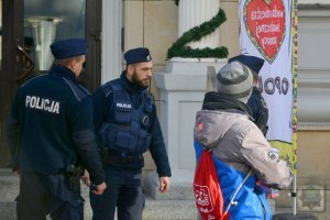 Policjanci dbają o bezpieczeństwo osób uczestniczących w  WOŚP.