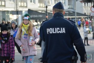 Policjanci dbają o bezpieczeństwo osób uczestniczących w  WOŚP.