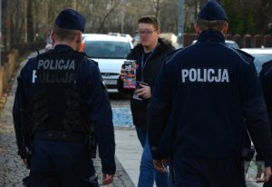 Policjanci dbają o bezpieczeństwo osób uczestniczących w  WOŚP.