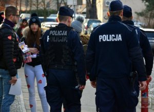 Policjanci dbają o bezpieczeństwo osób uczestniczących w  WOŚP.