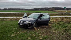 Uszkodzony samochód zatrzymanego na polu