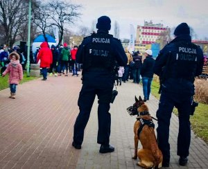 Policjanci dbają o bezpieczeństwo osób uczestniczących w  WOŚP.