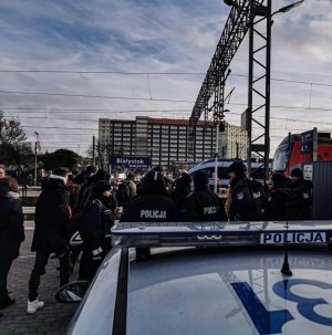 Policjanci dbają o bezpieczeństwo osób uczestniczących w  WOŚP.