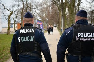 Policjanci dbają o bezpieczeństwo osób uczestniczących w  WOŚP.