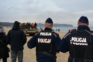 Policjanci dbają o bezpieczeństwo osób uczestniczących w  WOŚP.