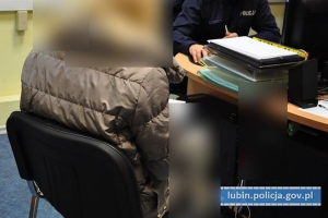 seniorka siedzi na krześle podczas przesłuchania w jednostce Policji