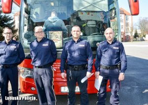 Policjanci z Krosna podczas akcji oddawania krwi w tle krwiobus