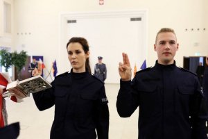 Policjanci w trakcie składania przyiegi