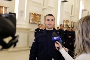 Nowo przyjęty policjant udziela wywiadu