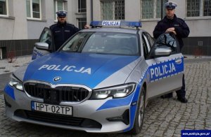 Policjanic którzy udzielili pomocy kierowcy