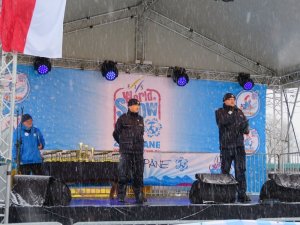 dwaj policjanci na scenie