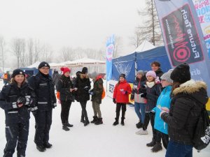 policjanci z dziećmi na stoku