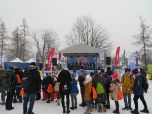 Konkurs dla dzieci na scenie razem z policjantami przed sceną grupa dzieci