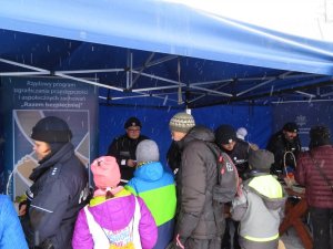 Stoisko promocyjne Policji i zgromadzeni przy nim narciarze